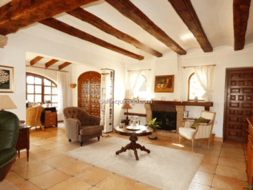 Salón rústico de la vivienda con chimenea