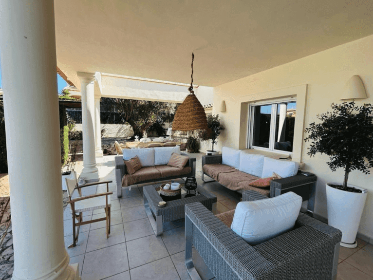 Terraza cubierta con conjunto chill out