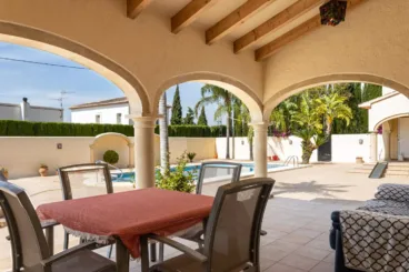 Terraza cubierta de la vivienda con zona de comedor exterior