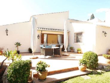 Terraza de la vivienda con zona de comedor exterior