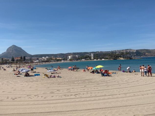 Imagen: Turistas en la playa del Arenal el 5 de mayo de 2023