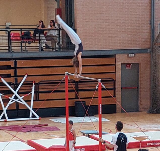 Imagen: Un gimnasta de Xàbia durante una de las pruebas