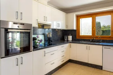 Una cocina en tonos blancos, totalmente equipada