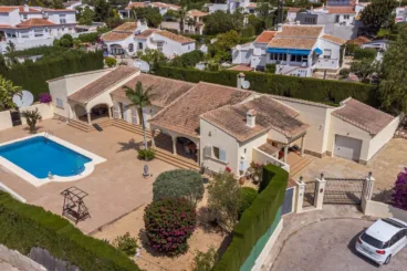Una villa muy amplia con piscina