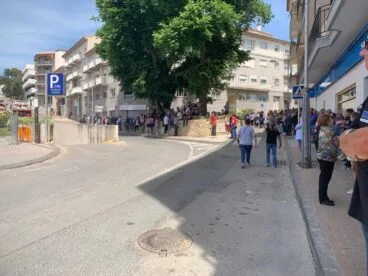 Vecinos de Xàbia esperando el disparo de la mascletà