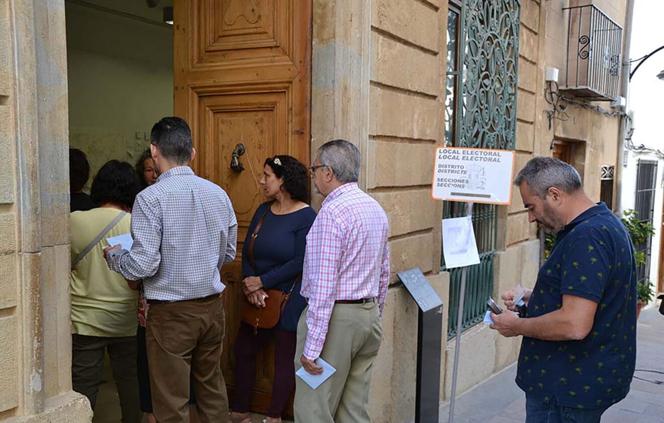 Vecinos en la jornada electoral de 2019