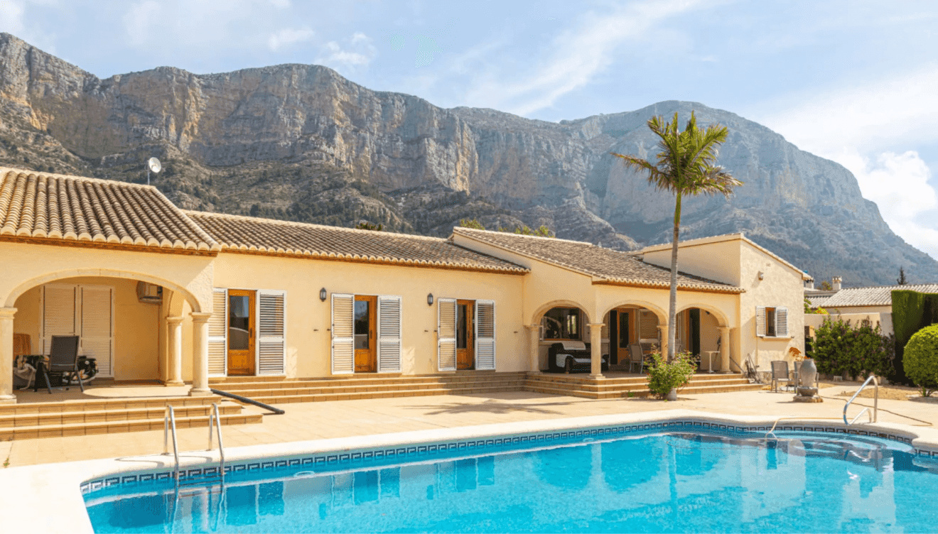 Villa en venta bajo el Montgó