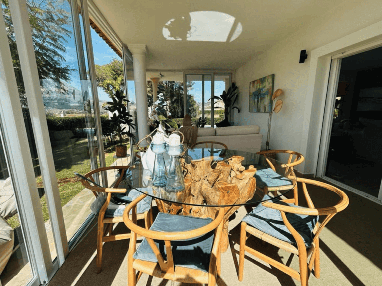 Zona de comedor con vistas al jardín