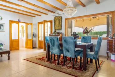 Zona de comedor de la vivienda de estilo rústico