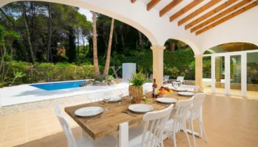 Zona de comedor en la naya cubierta