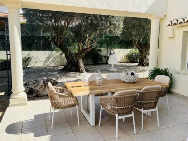 Zona de comedor exterior en la terraza de la villa