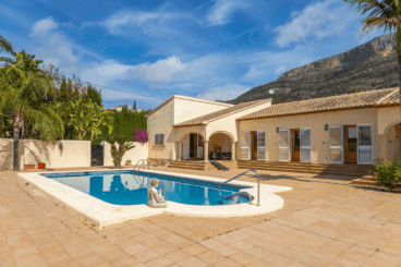 Zona de la piscina junto al Montgó