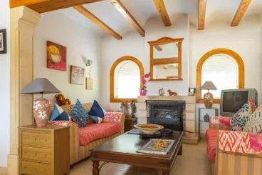 Zona del salón muy acogedora equipada con chimenea