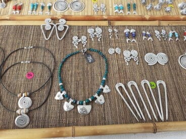 Productos de joyería en la feria de artesanía de Xàbia