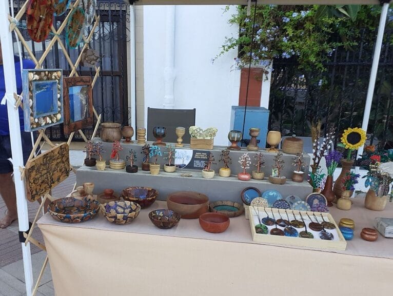 Productos artesanos en la feria de artesanía de autor de Xàbia