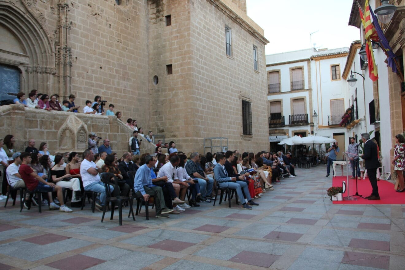 Acto de entrega de distintivos y bandas a los cargos de Fogueres 2023