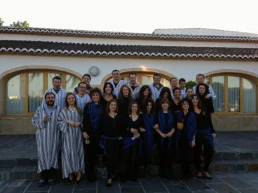Algunos miembros de la filà con la vestimenta diaria