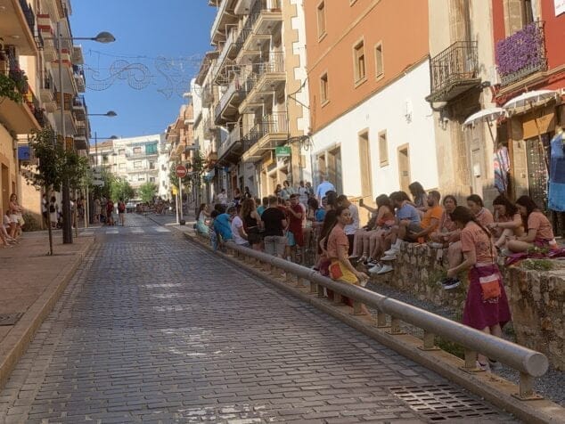 Imagen: Ambiente de la calle a la espera de paso del desfile