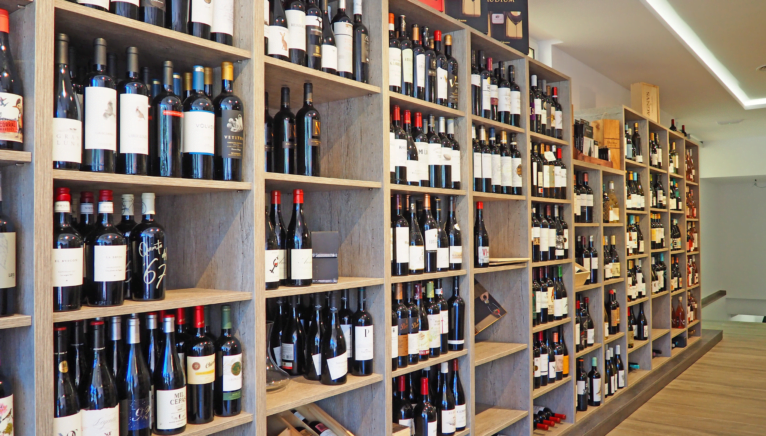 Amplia selección de vinos españoles e internacionales