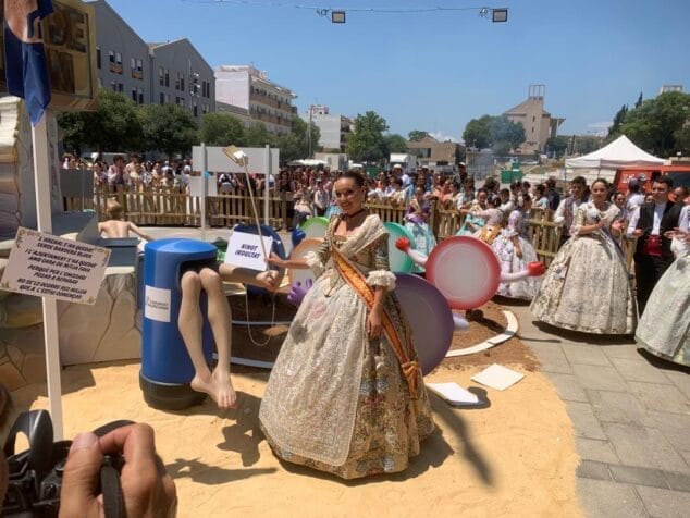 Imagen: Arantxa Pons elige el ninot indultat