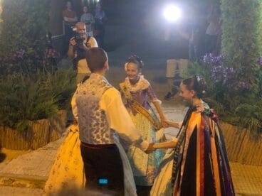 Baile de los cargos infantiles con la tuna
