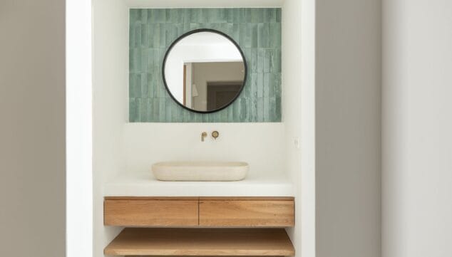 Imagen: Baño moderno reformado en vivienda mediterránea por Juan Vilar Construcciones en la Marina Alta