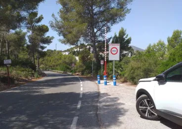 Barrera de acceso restringido a la Cala de la Granadella