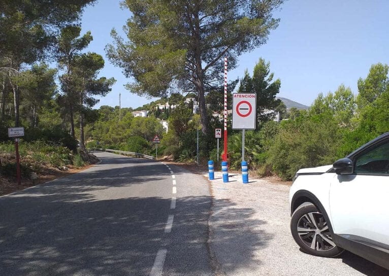 Barrera de acceso restringido a la Cala de la Granadella