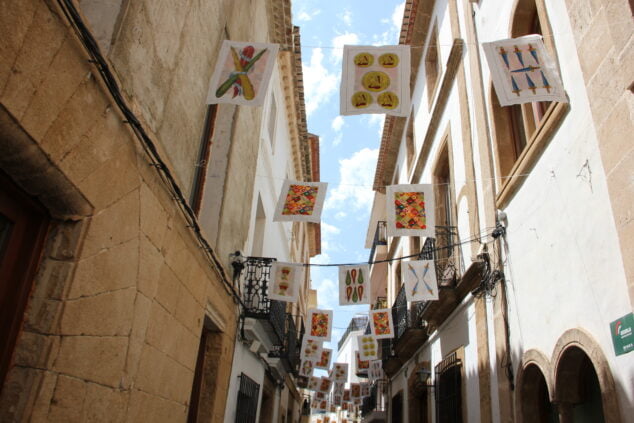Imagen: Calle Tossal de Baix y su tema la baraja de cartas española