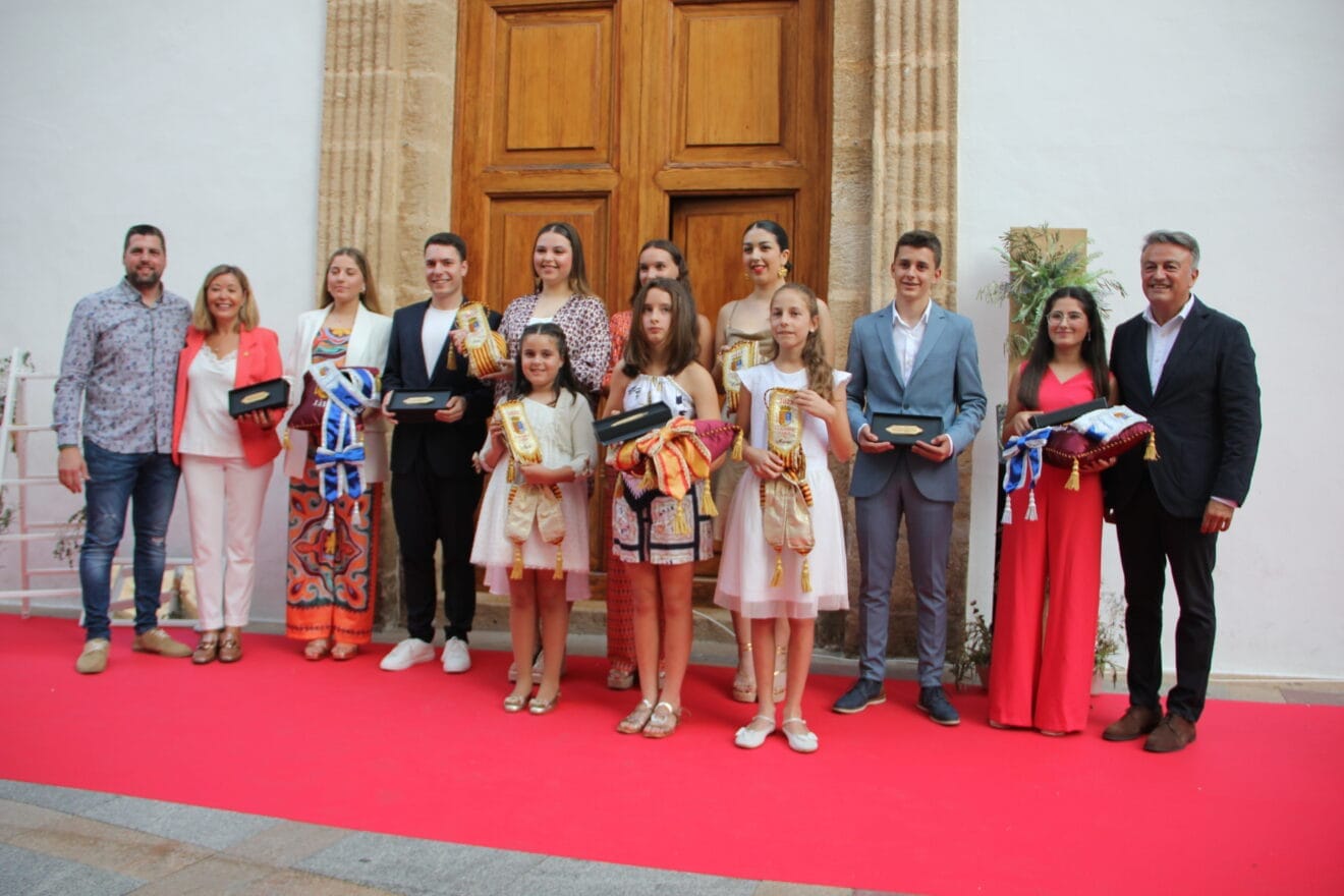 Cargos festeros junto a autoridades con los distintivos