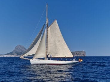 Embarcación clásica en el encuentro del CN Jávea