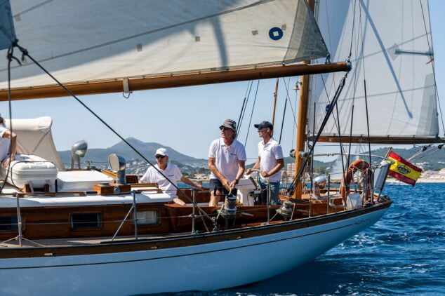 Imagen: Embarcación participante en el encuentro clásico de Xàbia