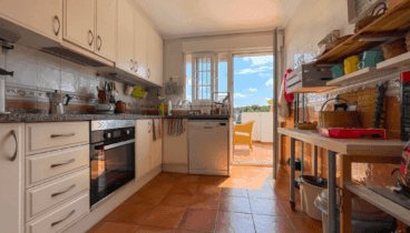 Cocina completamente equipada con salida directa a la terraza