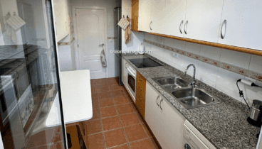 Cocina completamente equipada en apartamento dúplex