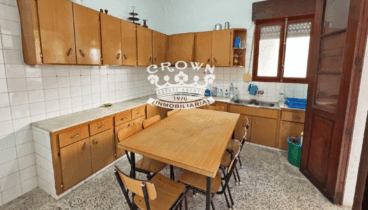 Cocina luminosa y funcional con estilo clásico