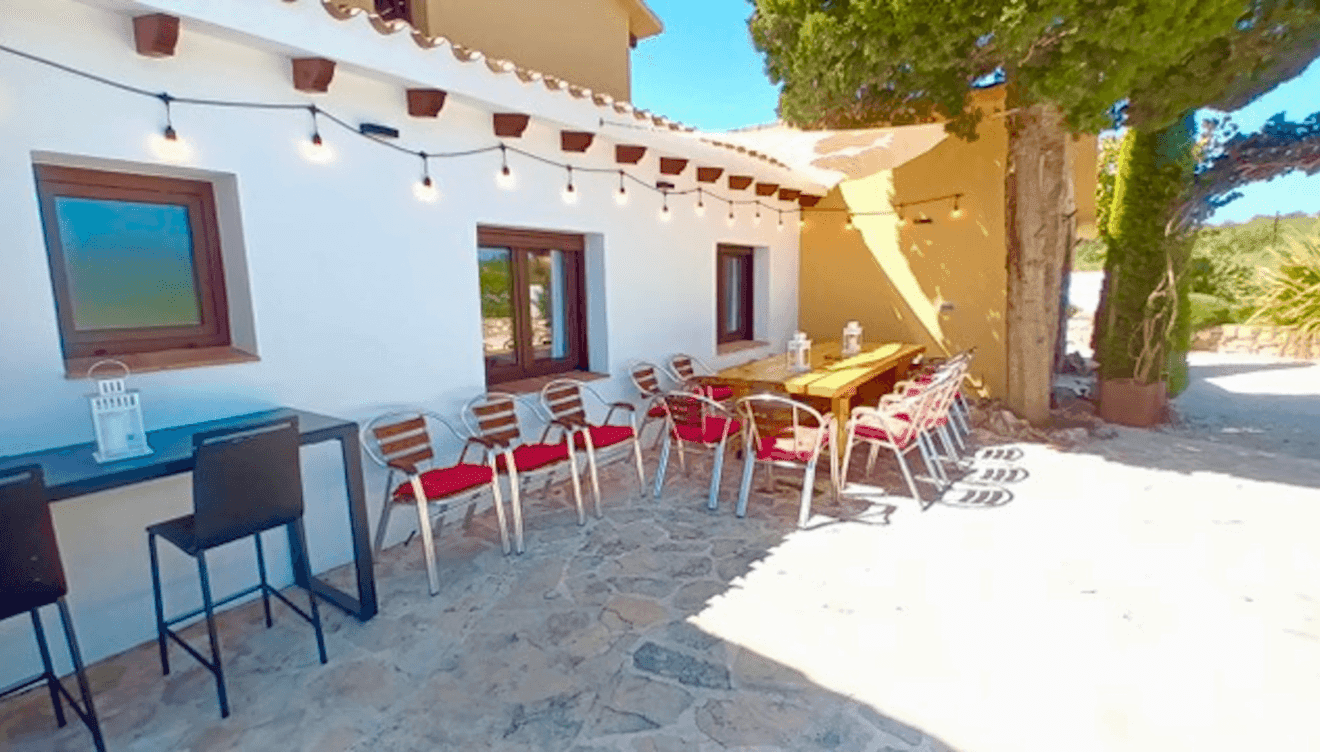 Comedor exterior al lado de la piscina