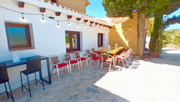 Comedor exterior al lado de la piscina