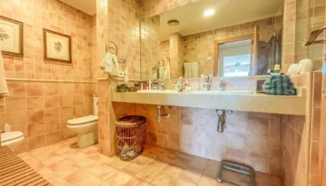 Cuarto de baño en suite amplio y espacioso