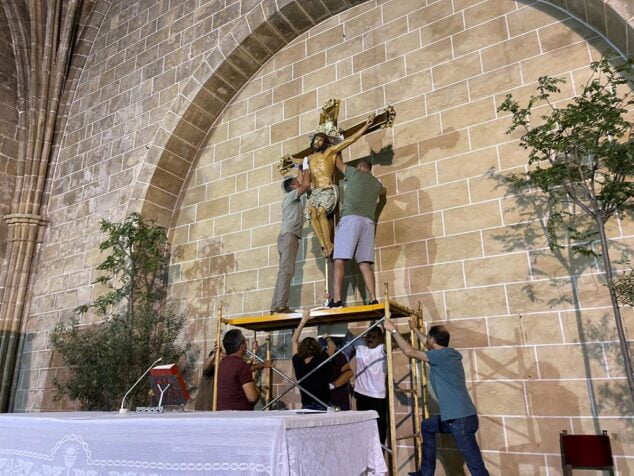 Imagen: Cuelgan el Cristo Crucificado ya restaurado en el altar de la Parroquia de San Bartolomé