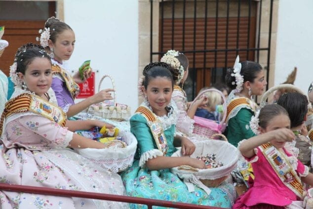 Imagen: Festeras en el desfile de carrozas de Fogueres Xàbia 2023
