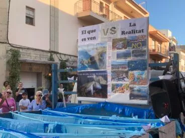 Desfile de peñas. Critica a la masificación de turismo