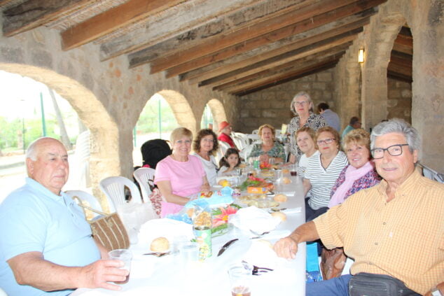 Imagen: Grupo de amigos en el Día de Paellas de las Amas de Casa Jávea