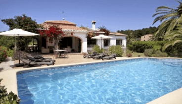 Fachada y piscina de El Tesorito Javea