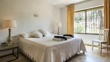 Dormitorio con cama doble muy luminoso