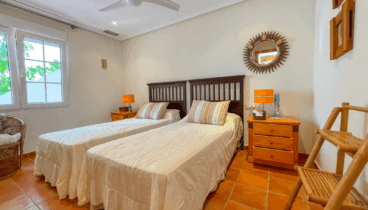 Dormitorio con dos camas individuales