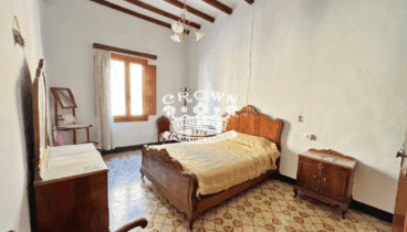 Dormitorio principal sereno y luminoso