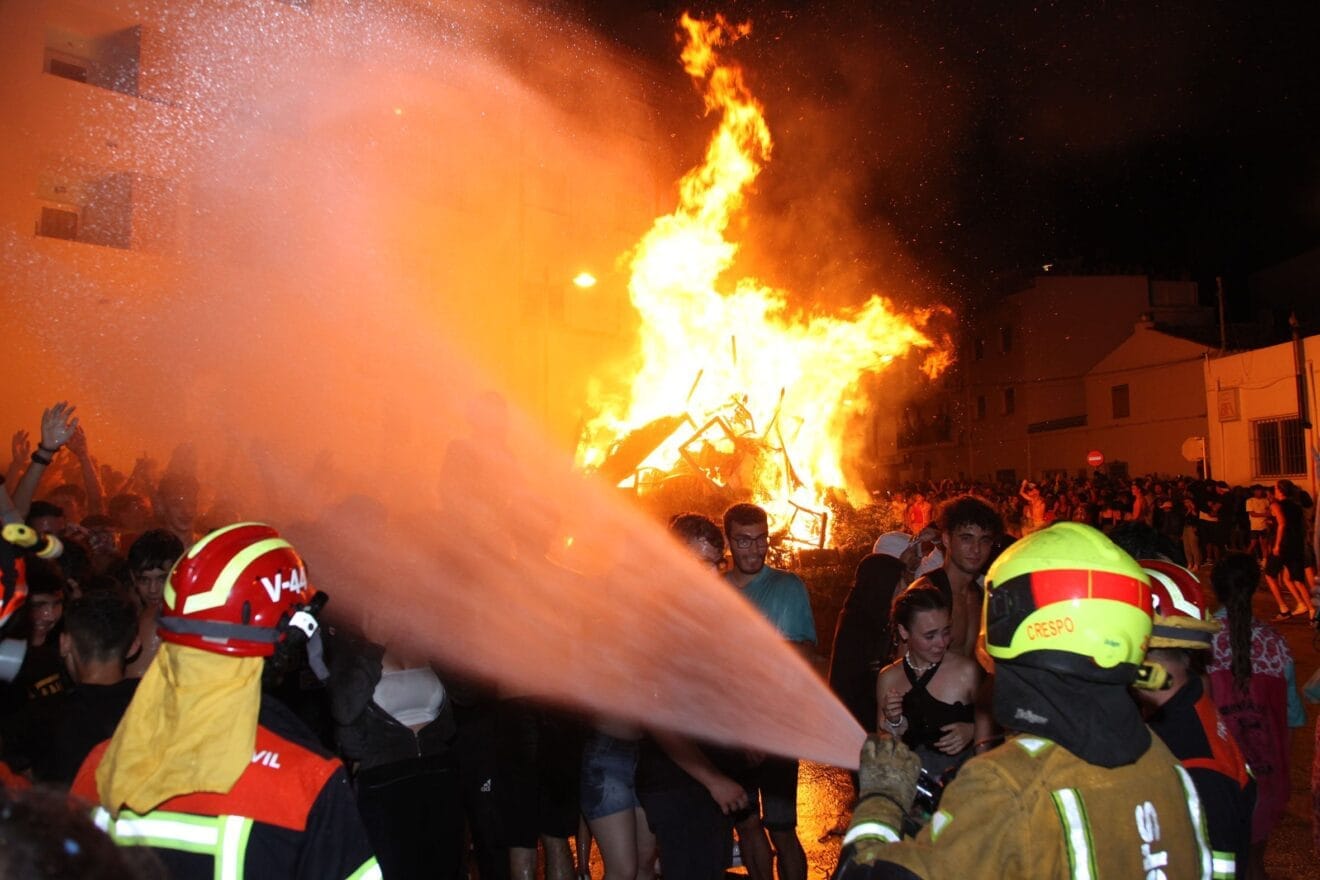Efectivos de emergencias durante la nit de focs de Xàbia