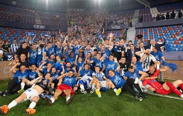 Imagen: El Deportivo Alavés en la celebración del ascenso a Primera