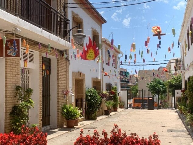 Imagen: Engalanado de la calle Virgen de la Merced