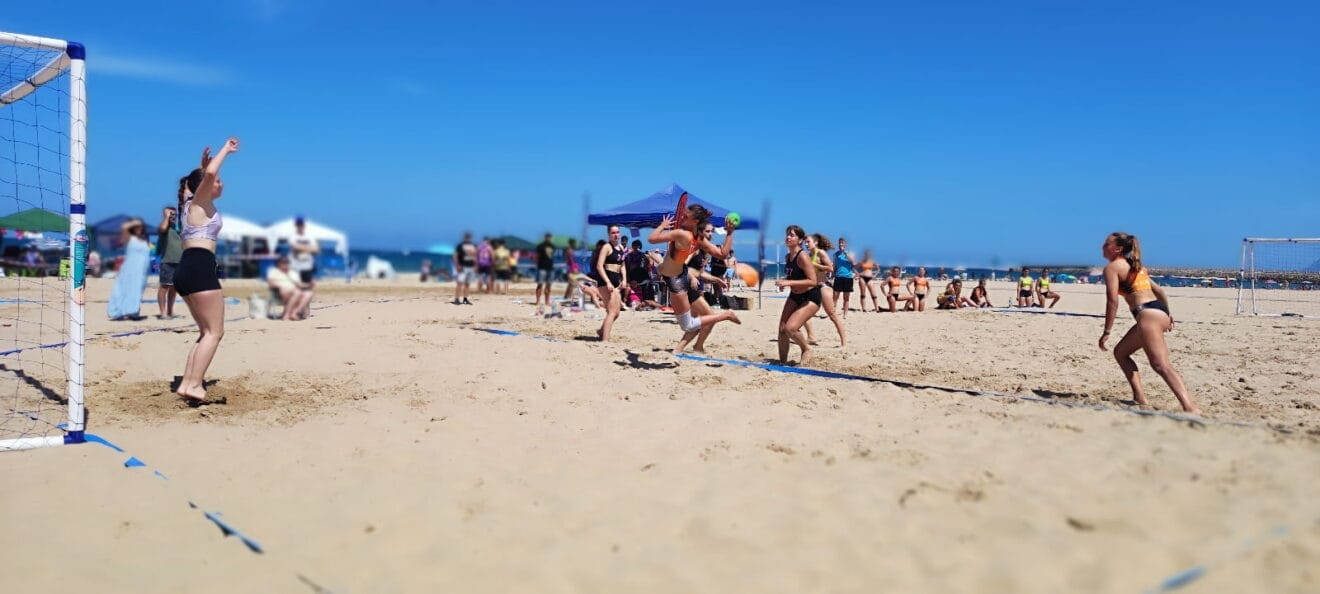Equipos de Handbol Xàbia disputando la segunda jornada de la Lliga autonómica